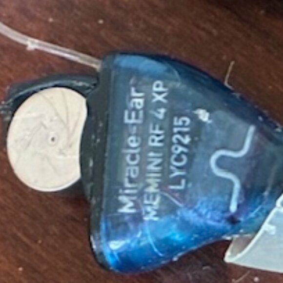 Pair of MIRACLE EAR HEARING AIDS + 2 cleaning tools in HARD SHELL CASE - Picture 3 of 4